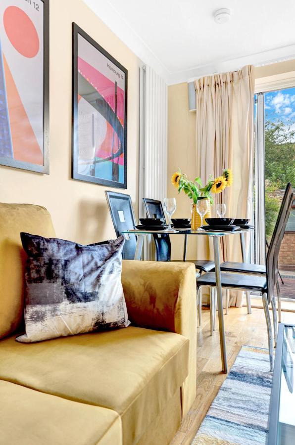 Charming 3 Bedroom House Short Term & Flexible Renting Canary Wharf With Free Wifi & Garden * London