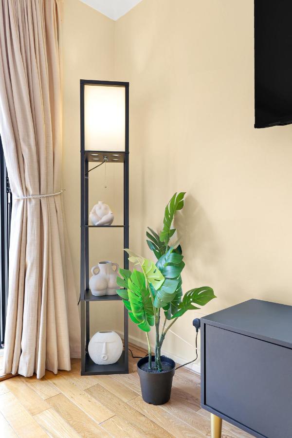 Charming 3 Bedroom House Short Term & Flexible Renting Canary Wharf With Free Wifi & Garden Apartment *