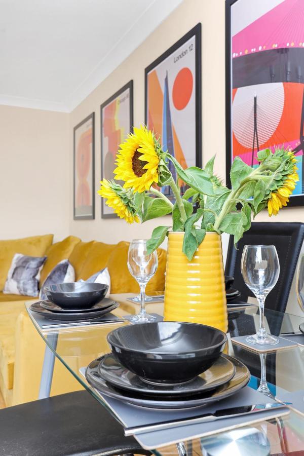 Charming 3 Bedroom House Short Term & Flexible Renting Canary Wharf With Free Wifi & Garden London