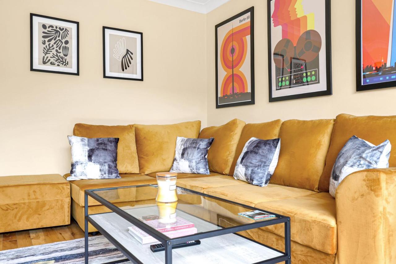 Charming 3 Bedroom House Short Term & Flexible Renting Canary Wharf With Free Wifi & Garden Apartment