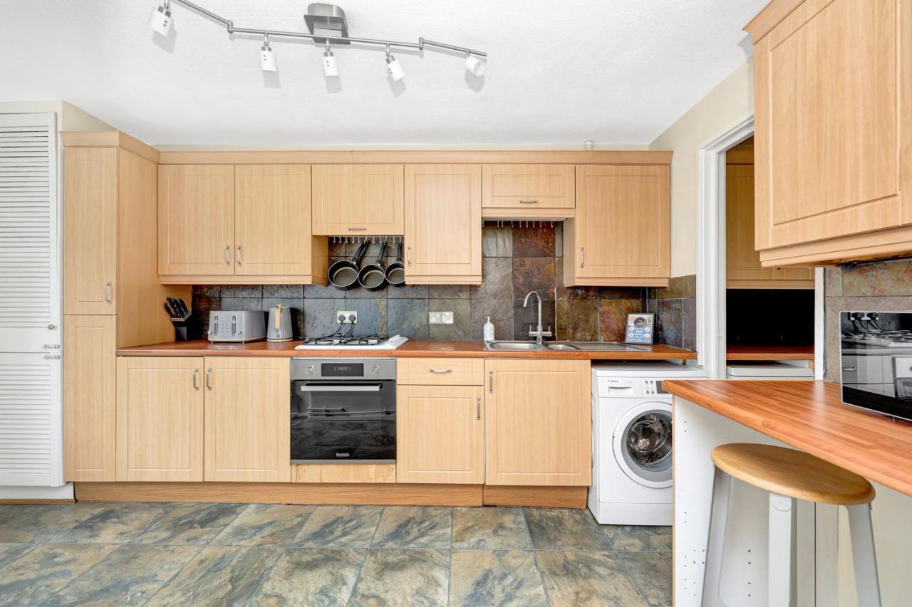 Charming 3 Bedroom House Short Term & Flexible Renting Canary Wharf With Free Wifi & Garden *
