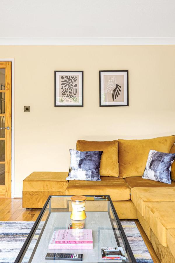 Charming 3 Bedroom House Short Term & Flexible Renting Canary Wharf With Free Wifi & Garden Apartment