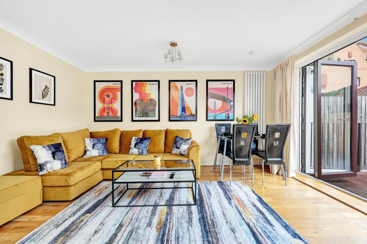 Charming 3 Bedroom House Short Term & Flexible Renting Canary Wharf With Free Wifi & Garden London