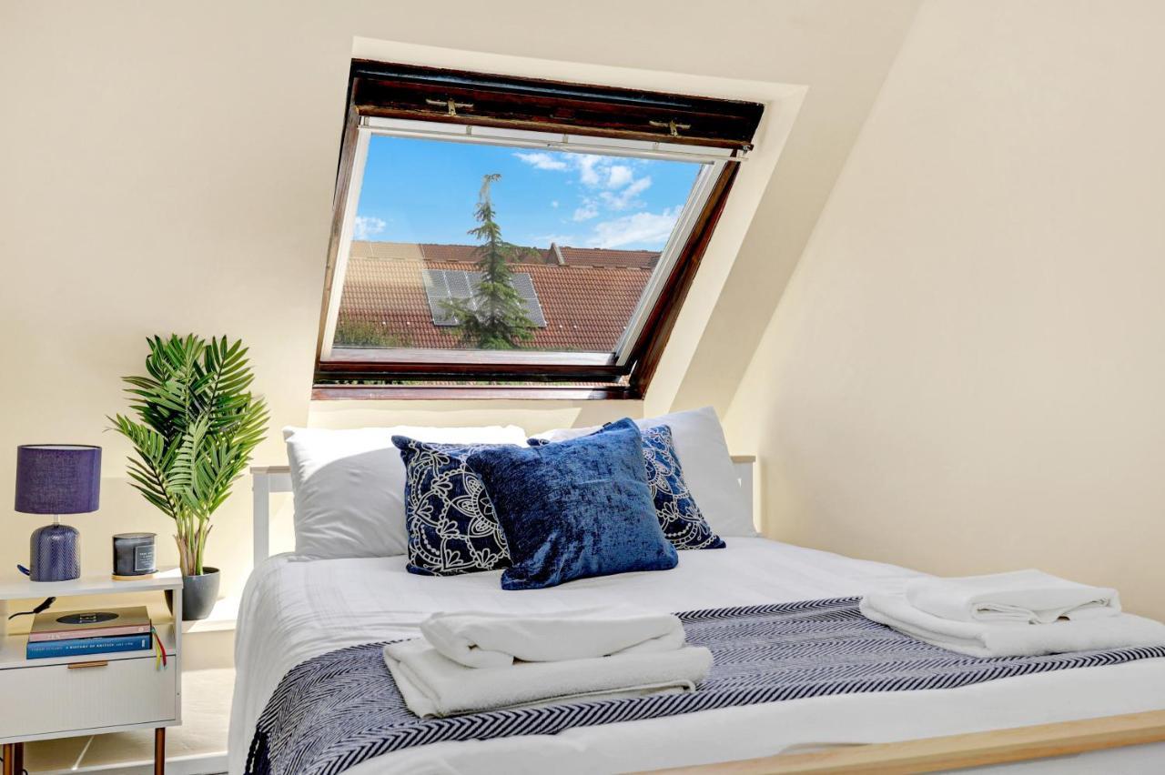 Charming 3 Bedroom House Short Term & Flexible Renting Canary Wharf With Free Wifi & Garden *