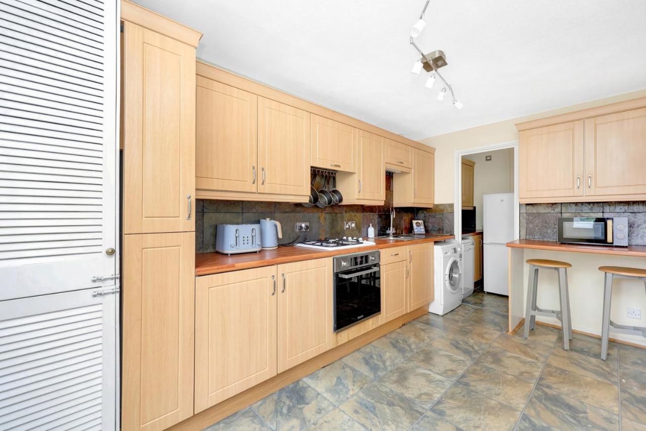 Charming 3 Bedroom House Short Term & Flexible Renting Canary Wharf With Free Wifi & Garden Apartment