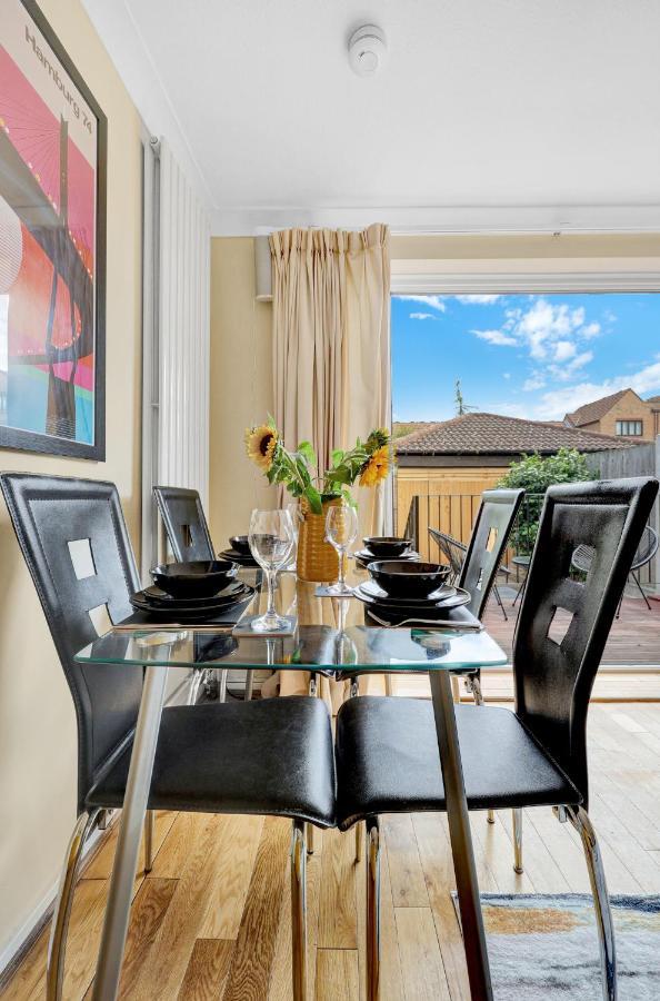 Charming 3 Bedroom House Short Term & Flexible Renting Canary Wharf With Free Wifi & Garden Apartment *