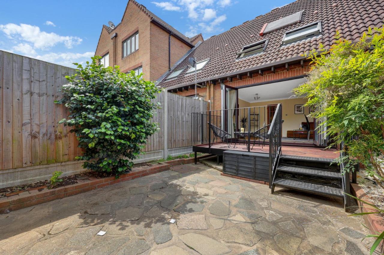 Charming 3 Bedroom House Short Term & Flexible Renting Canary Wharf With Free Wifi & Garden Apartment *