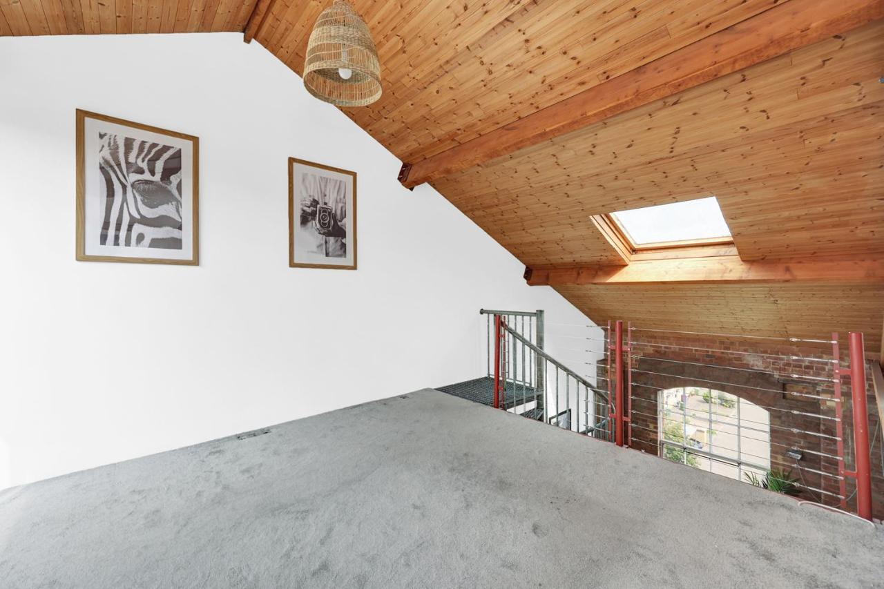 Large Industrial Style 2 Bedroom Short Term & Flexible Renting Canary Wharf With Free Wifi * Londen