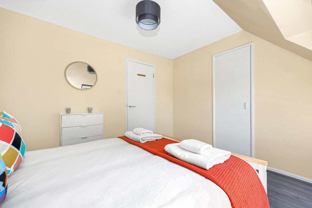 Charming 3 Bedroom House Short Term & Flexible Renting Canary Wharf With Free Wifi & Garden Apartment