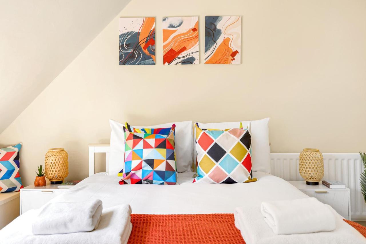 Charming 3 Bedroom House Short Term & Flexible Renting Canary Wharf With Free Wifi & Garden London