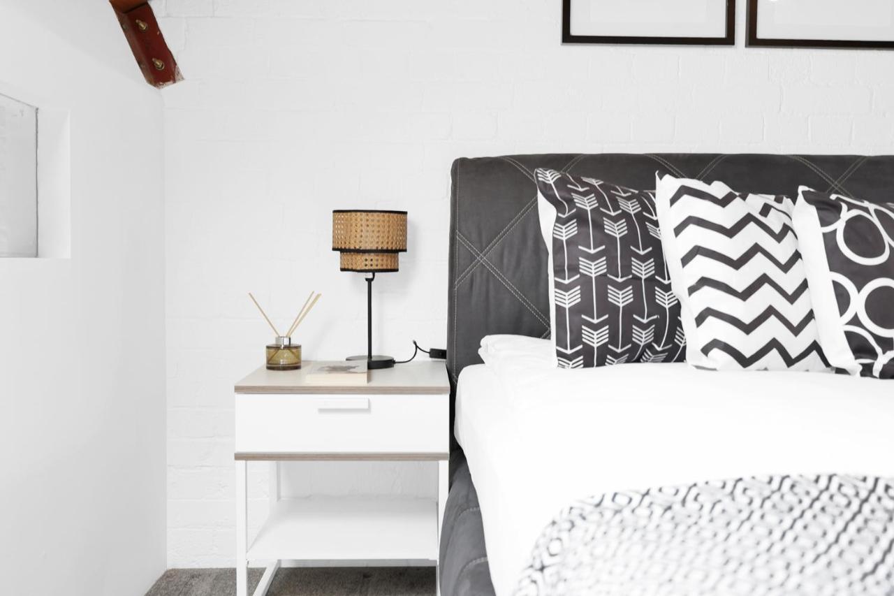 Large Industrial Style 2 Bedroom Short Term & Flexible Renting Canary Wharf With Free Wifi Appartement Londen