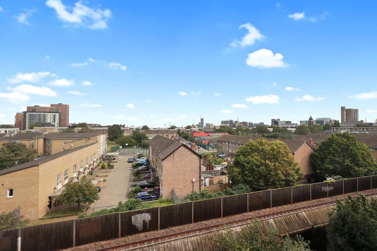 Large Industrial Style 2 Bedroom Short Term & Flexible Renting Canary Wharf With Free Wifi Appartement Londen