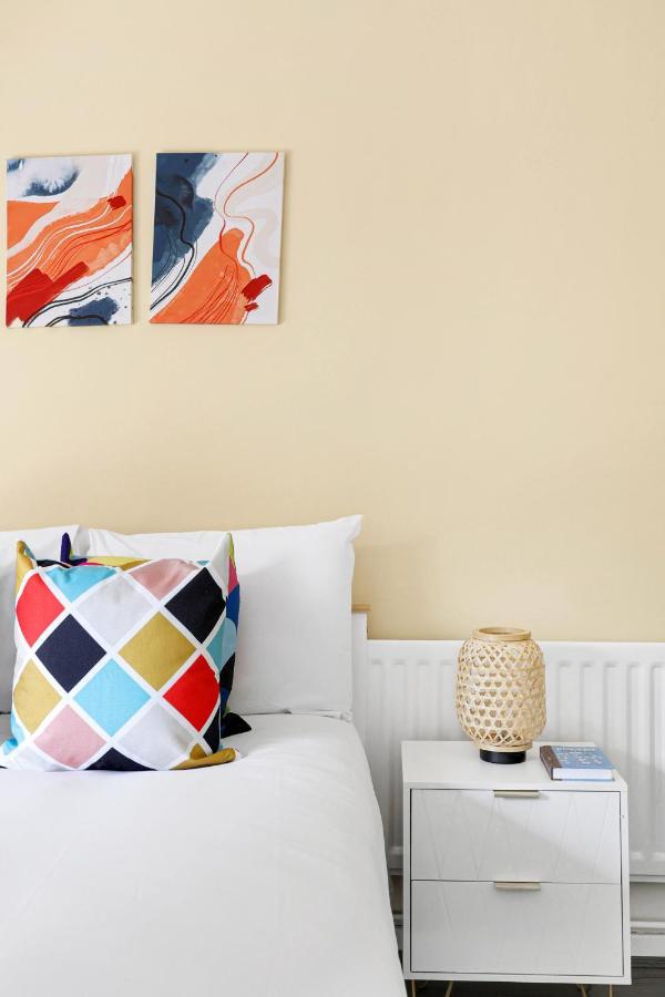 Charming 3 Bedroom House Short Term & Flexible Renting Canary Wharf With Free Wifi & Garden London