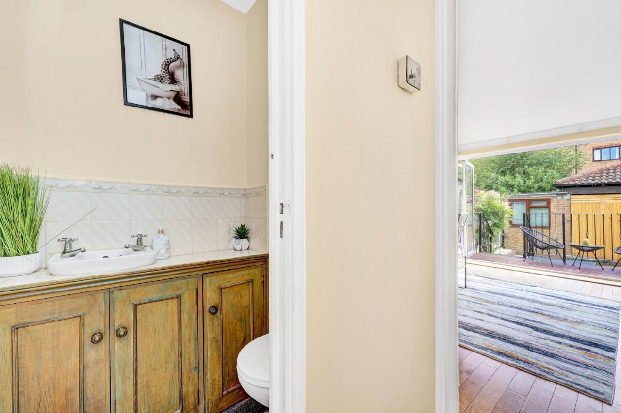 Charming 3 Bedroom House Short Term & Flexible Renting Canary Wharf With Free Wifi & Garden Apartment *