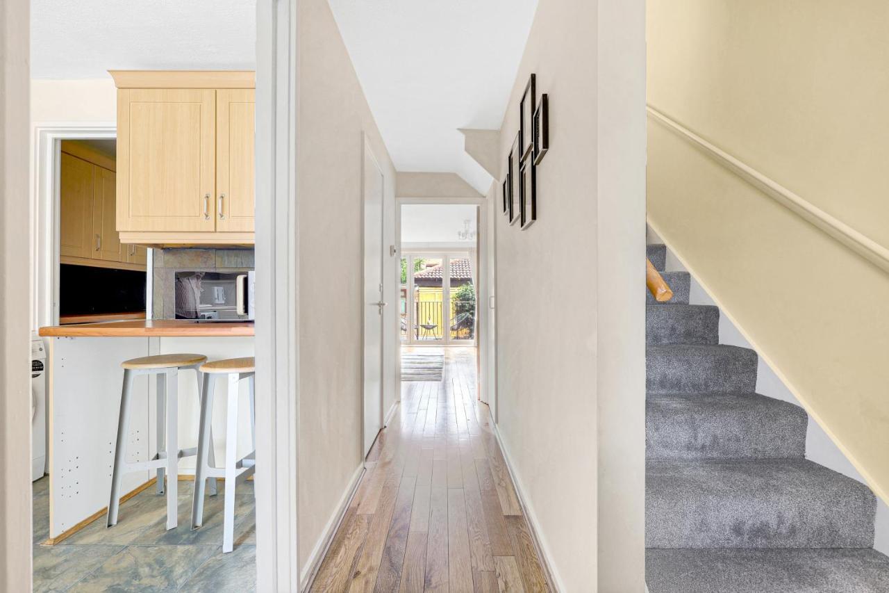Charming 3 Bedroom House Short Term & Flexible Renting Canary Wharf With Free Wifi & Garden Apartment London