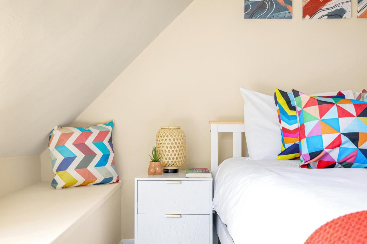 Charming 3 Bedroom House Short Term & Flexible Renting Canary Wharf With Free Wifi & Garden