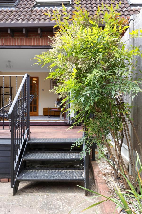 Charming 3 Bedroom House Short Term & Flexible Renting Canary Wharf With Free Wifi & Garden *