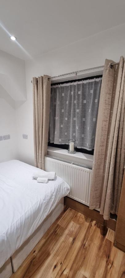 Beautiful With Free On Street Parking In Sydenham *