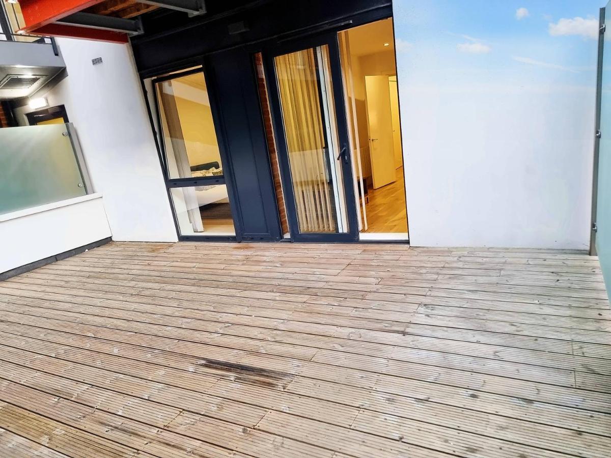 Your Riverside 2 With Private Balcony Apartment *
