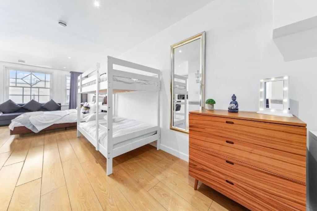 1 Bedroom Flat Piccadilly Sleep 7 In Vr10 Leilighet *