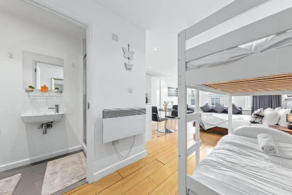 1 Bedroom Flat Piccadilly Sleep 7 In Vr10 Leilighet London