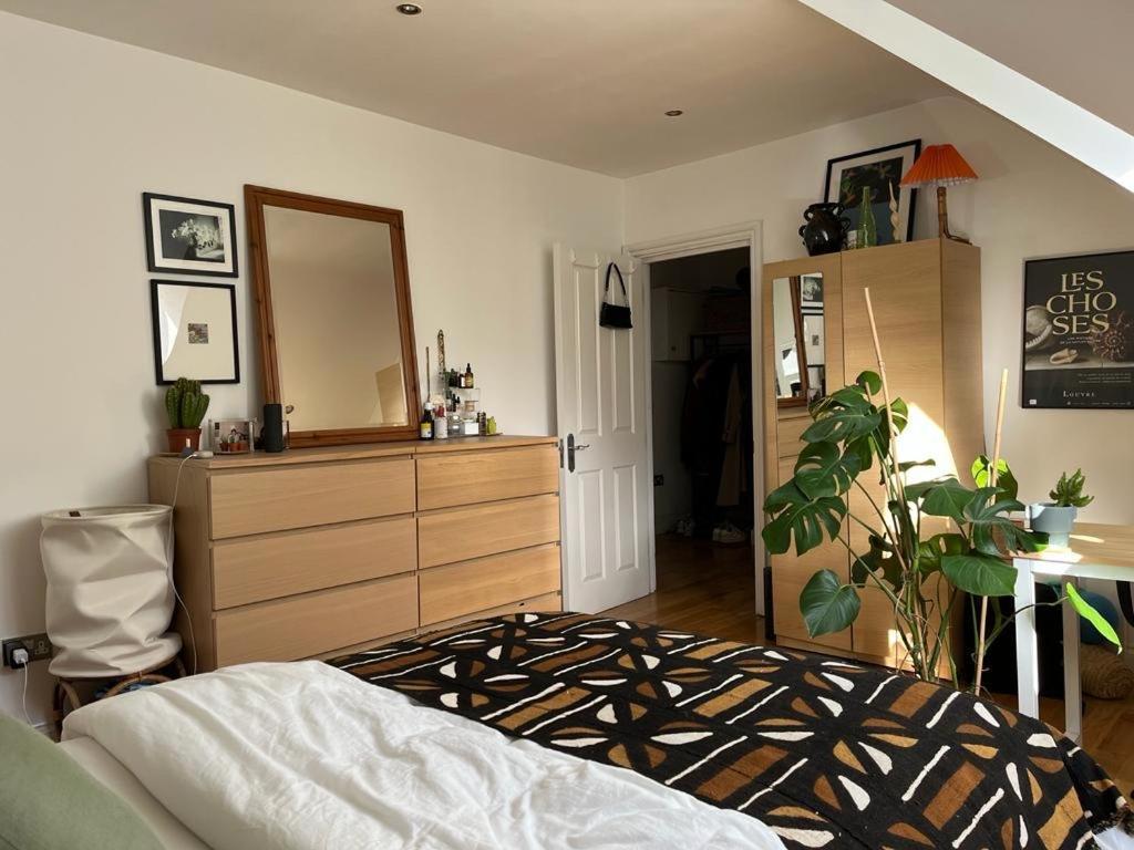 2 Bedroom Floor Flat, West Dulwich Free Street Parking * London