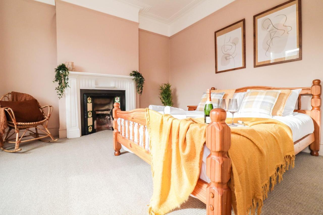Stunning 5 Bed House In Clapham - Free Wifi! * London