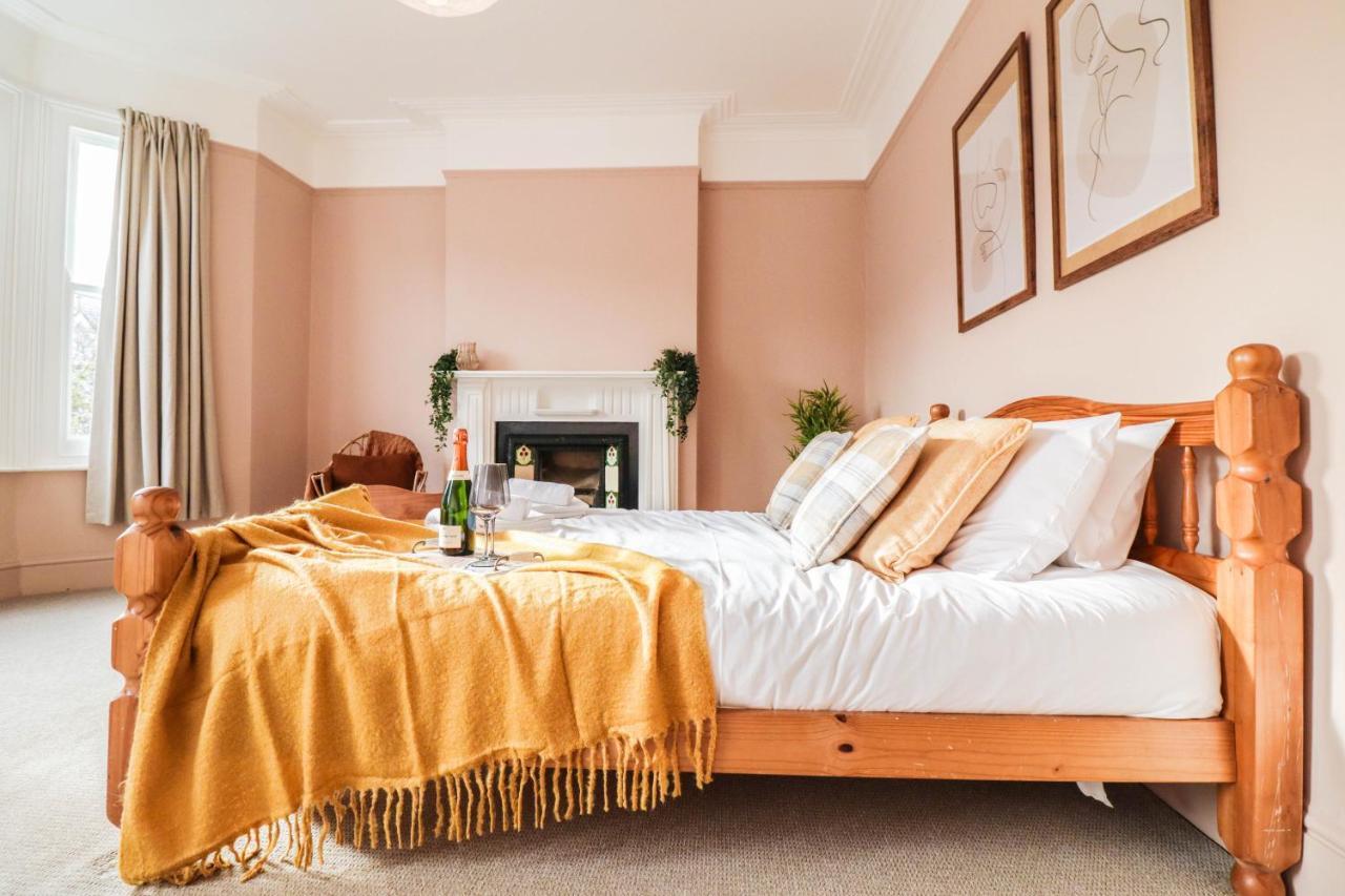 Stunning 5 Bed House In Clapham - Free Wifi! Holiday home London