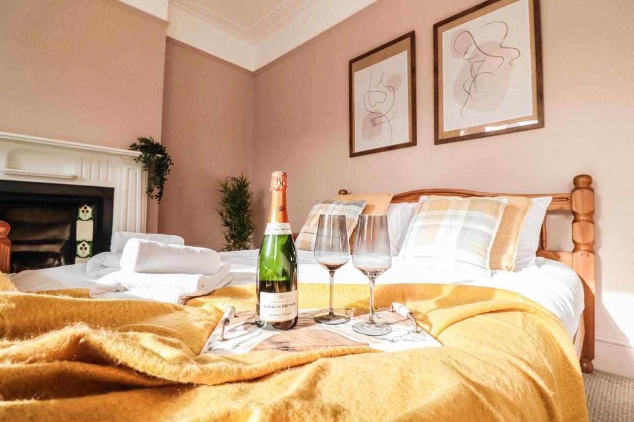 Stunning 5 Bed House In Clapham - Free Wifi! Holiday home London