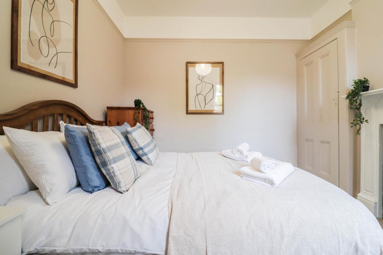 Holiday home Stunning 5 Bed House In Clapham - Free Wifi! *