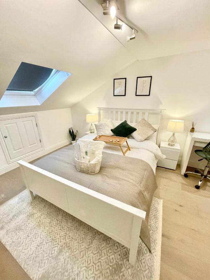 Luxury En-suite Double Bedroom Stratford E15 Guest house London