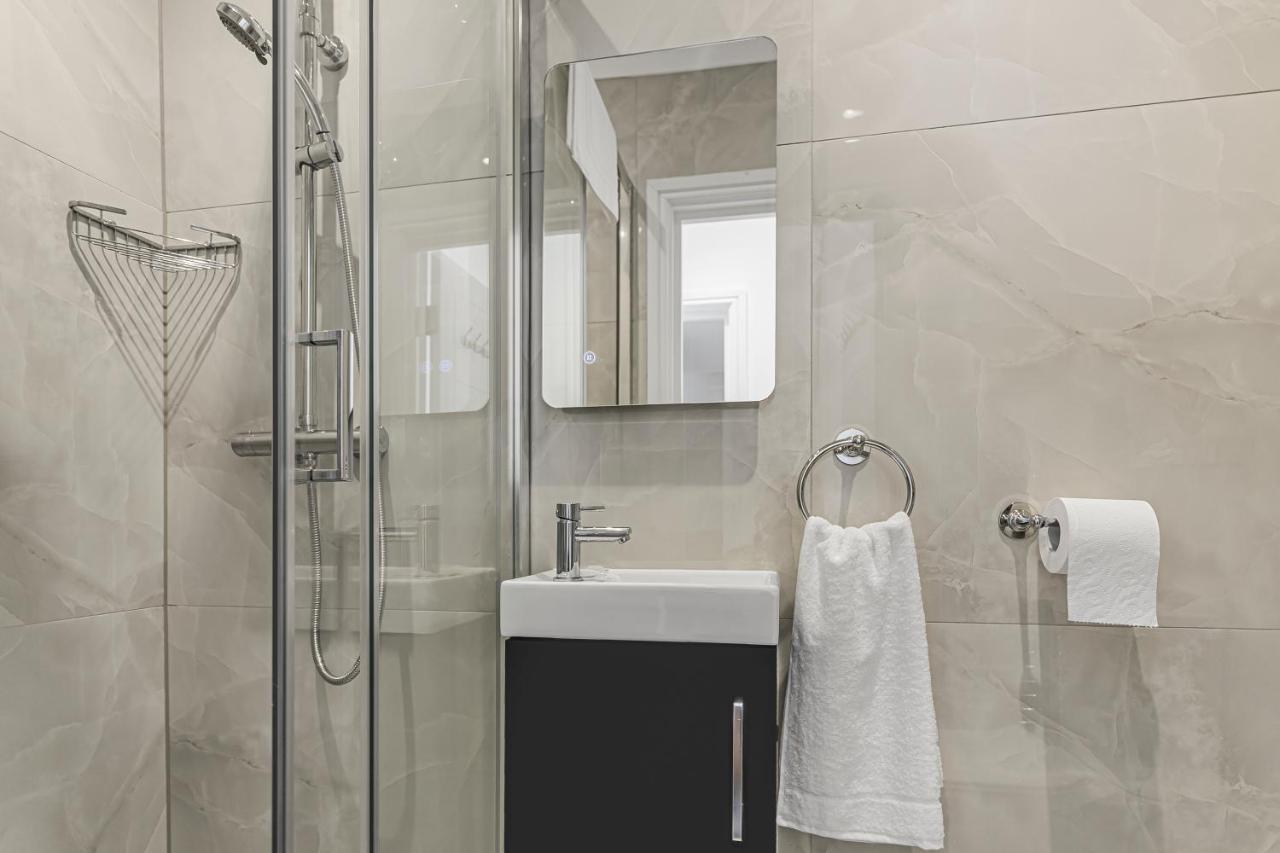 Modern 3 And 2 Bedroom In Maida Vale Londen