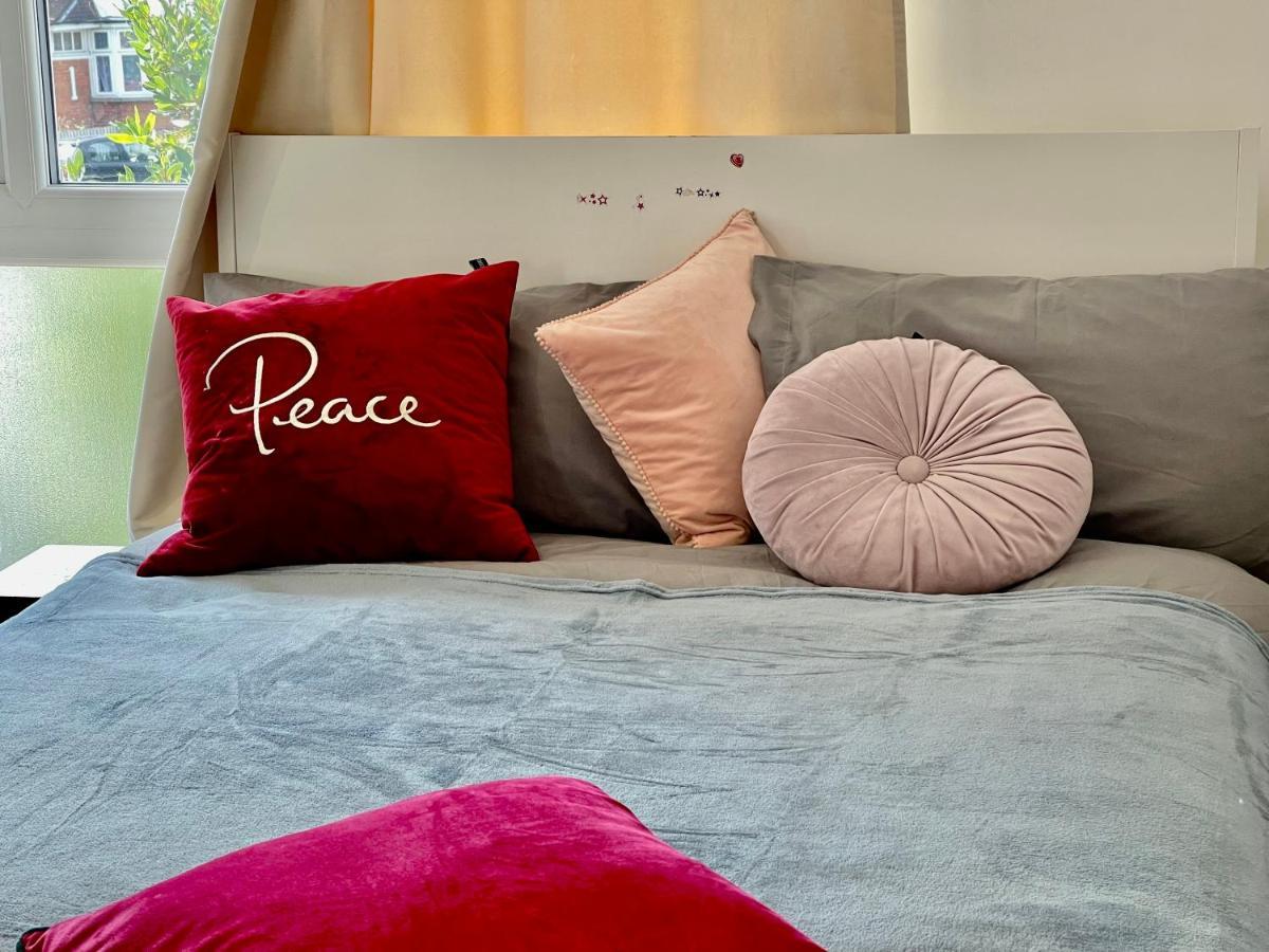 Luxe 4 Bedroom House With 4 Bathrooms - Elizabeth Line & Acton Stations At Walking Distance Villa *