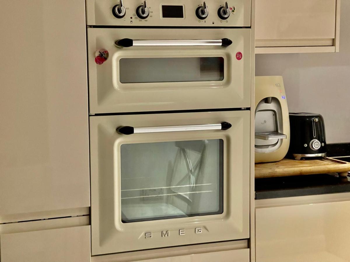 Luxe 4 Bedroom House With 4 Bathrooms - Elizabeth Line & Acton Stations At Walking Distance Villa *