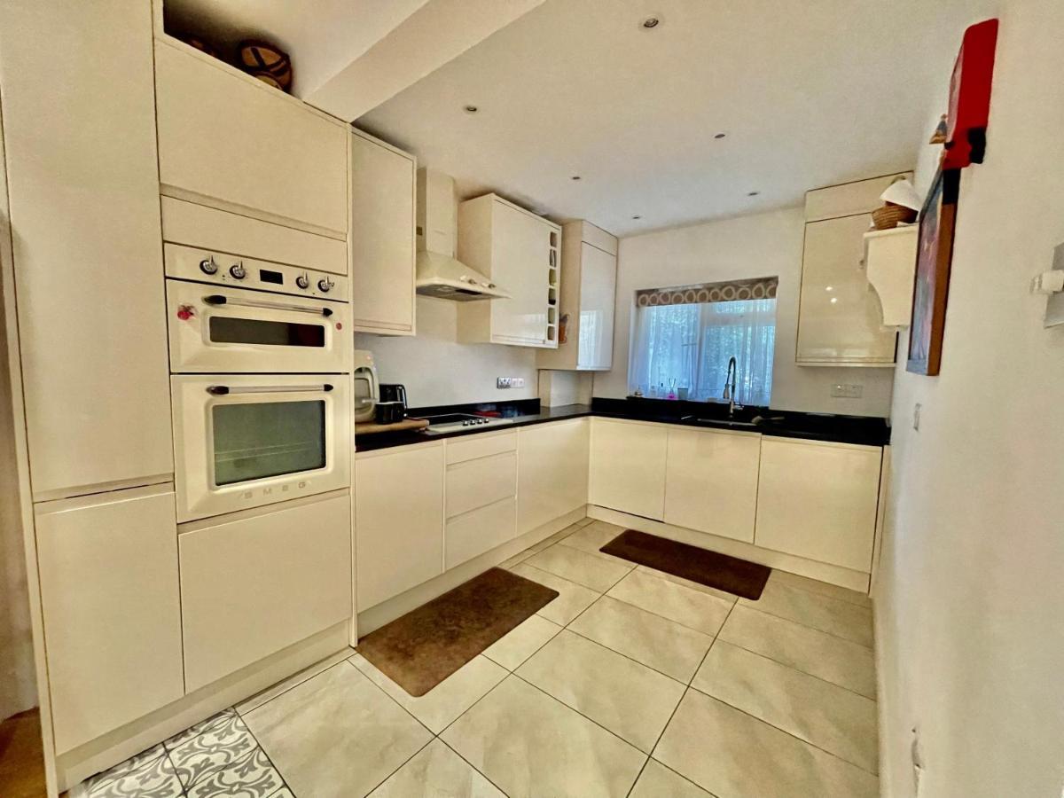 Luxe 4 Bedroom House With 4 Bathrooms - Elizabeth Line & Acton Stations At Walking Distance Villa Londen