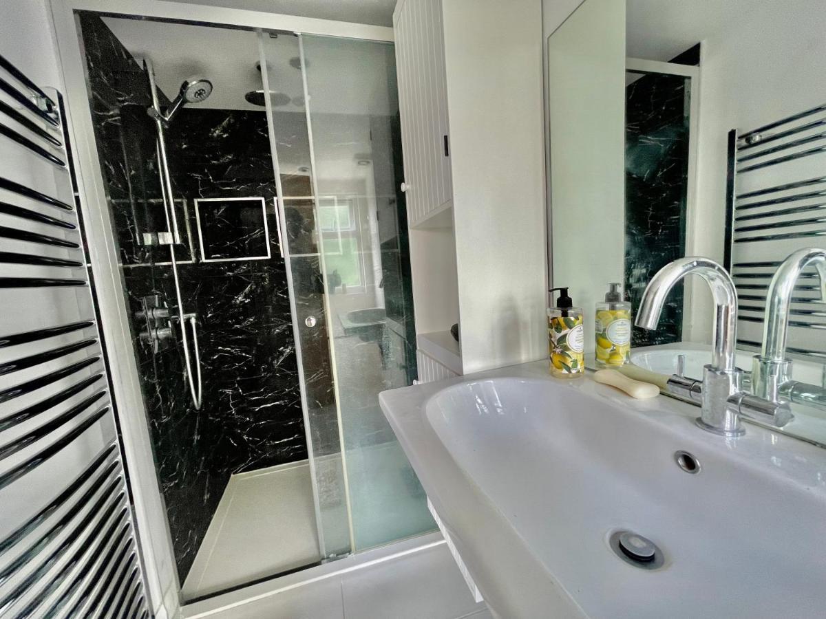 Luxe 4 Bedroom House With 4 Bathrooms - Elizabeth Line & Acton Stations At Walking Distance Villa