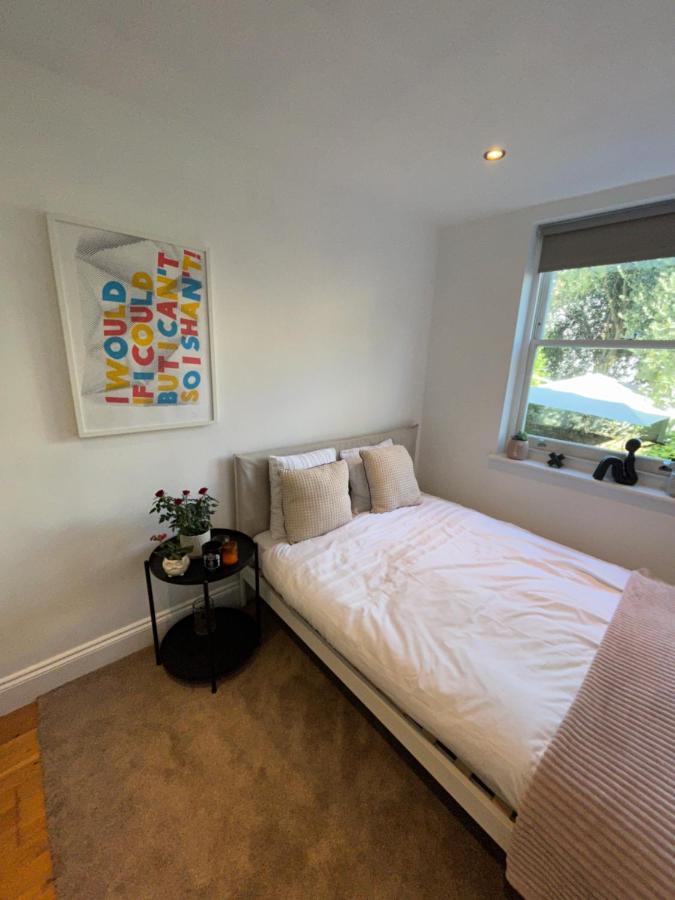 Villa Cozy 2-bedroom Retreat With Modern Amenities London
