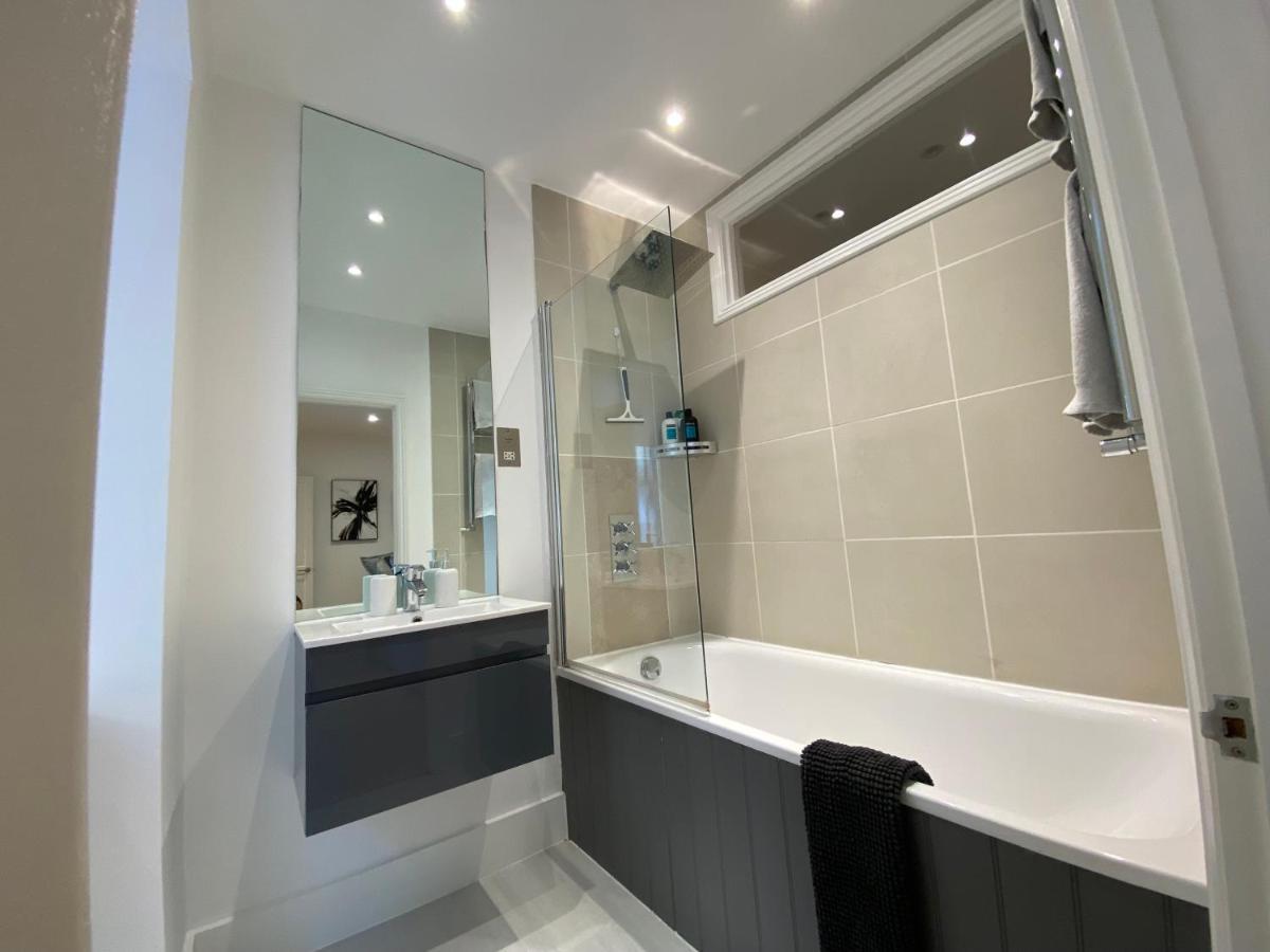 Fantastic Spacious Garden Flat With Own Private Entrance Apartment *