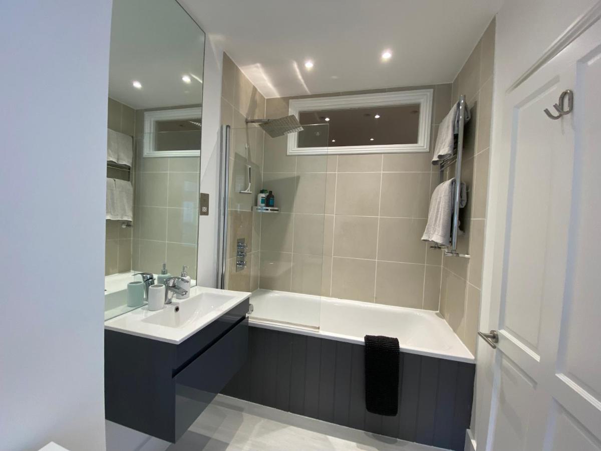 Fantastic Spacious Garden Flat With Own Private Entrance Apartment *