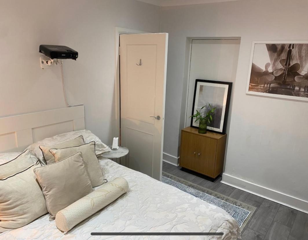 Apartment Private Double Bedroom In A 2bedroom Apartment, Connected Via Underground, Overground And Many Bus Routes London
