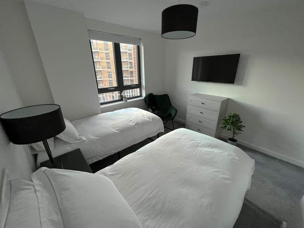 Luxury, Modern & Cosy 2 Bedroom Apartment *