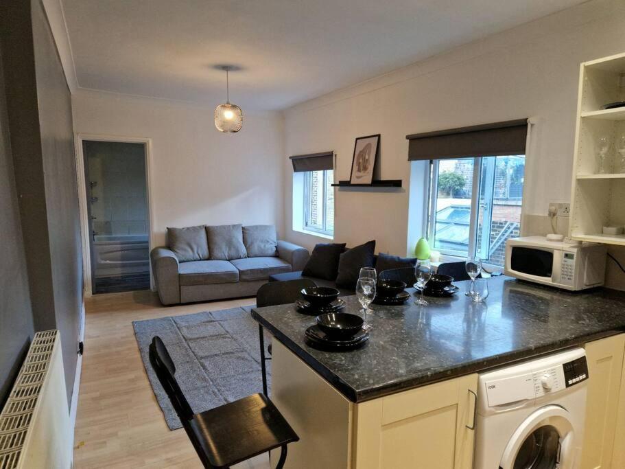 2 Bedroom Flat In Zone 2 Lnd *