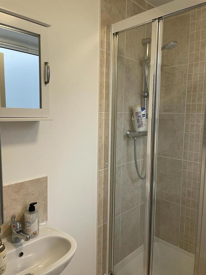 Double Bedroom With A Balcony And Ensuite Bathroom For Short Or Long In Canary Wharf With Direct Train From Heathrow, Also Convenient From Stansted And Gatwick Airport, 10 Minutes From Airport And Excel, 16 Minutes To Westmins Privat overnatting London