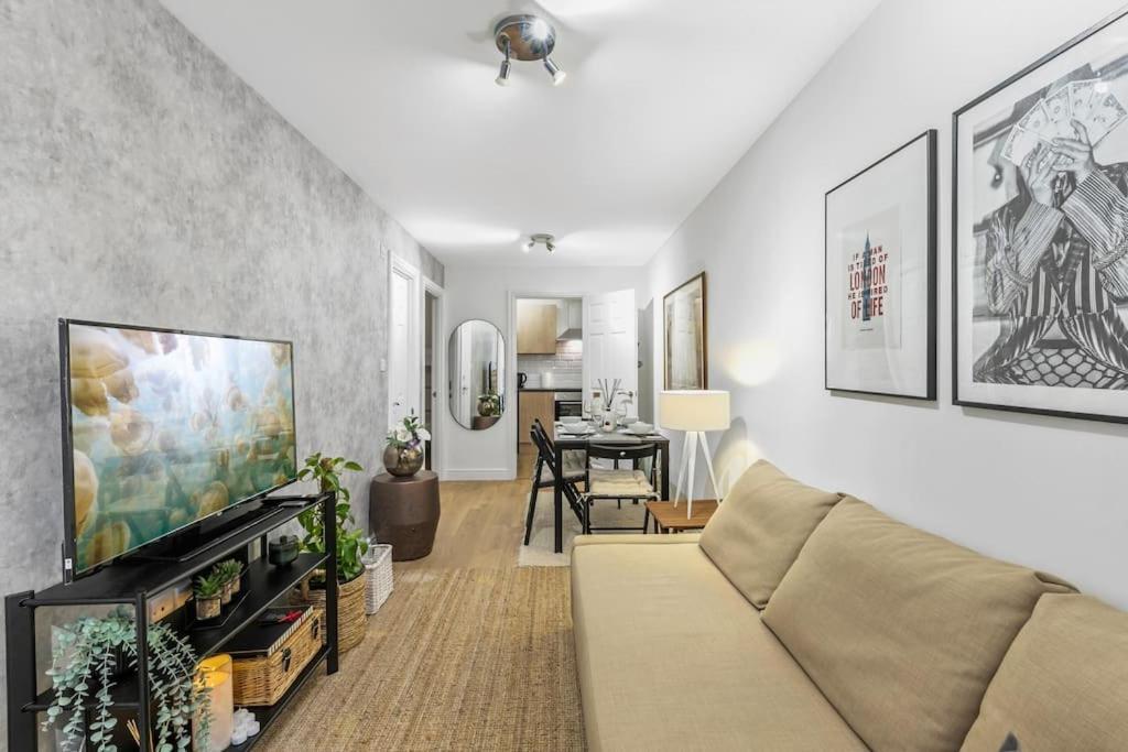 2br L 2ba With Patio-sleep 6 * London