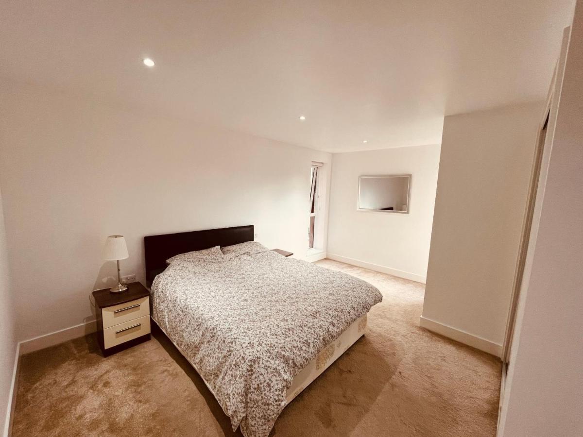 Morden 1 Bed Flat, Napier House, Bromyard Ave Apartment *
