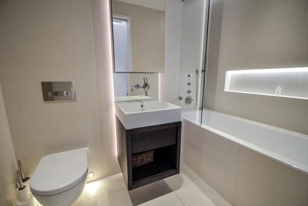Stunning 2 Bedroom With Terrace Leilighet London