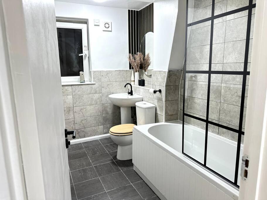 Luxury 3 Bed In * London