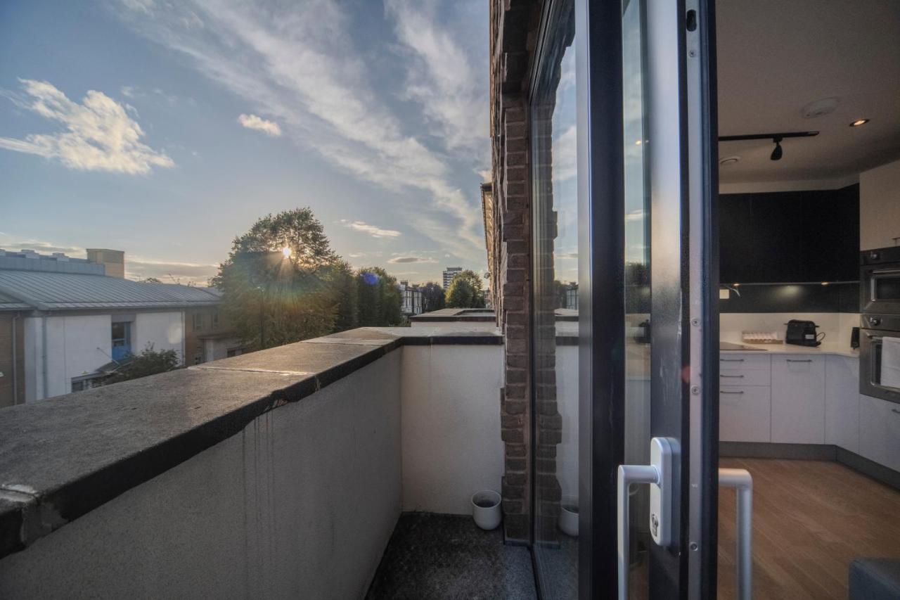 Bright & Quiet - Spacious Apt With Balcony & Lift Appartement Londen