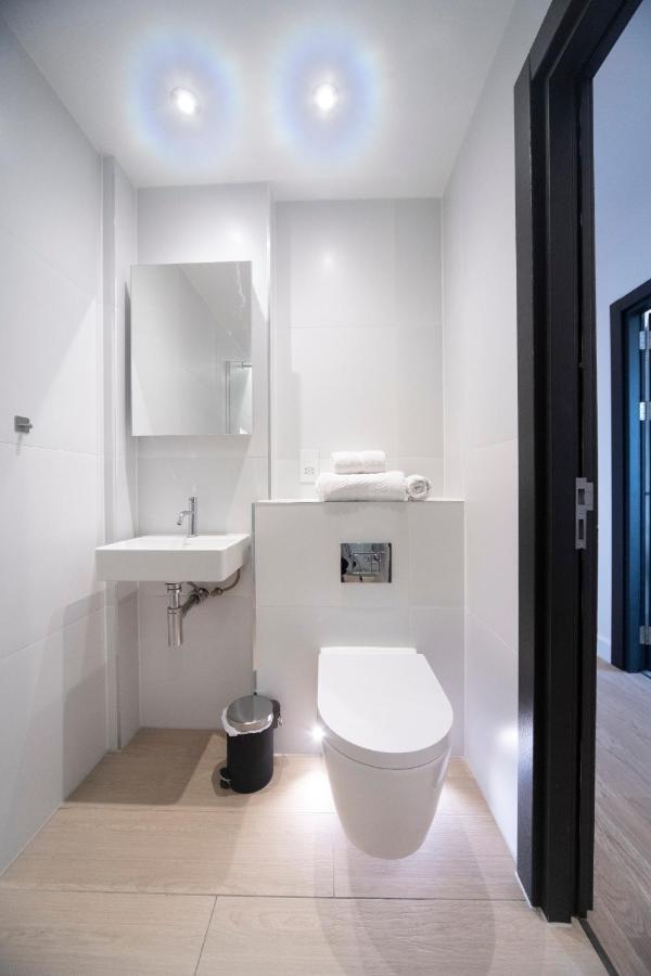 Bright & Quiet - Spacious Apt With Balcony & Lift