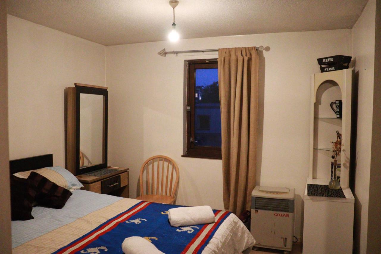 Comfortable 2-bed House In Zone 2 Holiday home London